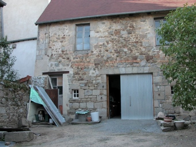 Vue partielle, depuis la cour de la maison voisine située au n° 21 (P 24) d'un bâtiment à usage de forge au début du siècle. Le mur pignon ouest de ce bâtiment correspond à une partie de l'élévation postérieure initiale de la maison étudiée.