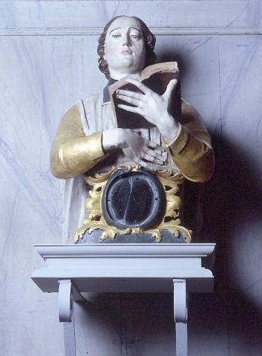 Saint prêtre tenant un livre, après restauration.