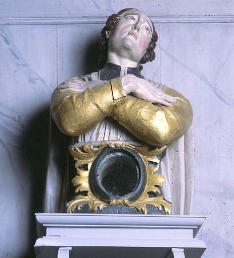Saint prêtre en adoration, après restauration.
