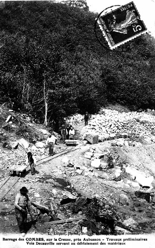 Travaux préliminaires à la réalisation du barrage : la voie ferrée (voie Decauville) servant au déblaiement et à la circulation des matériaux.