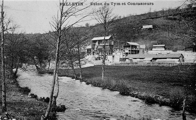 A proximité du chantier de construction du barrage, l'usine de concassage de pierre.