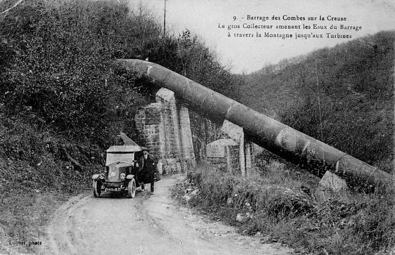 Vue de la conduite forcée amenant l'eau du barrage à la centrale, où l'énergie produit par la chute est transformée en électricité.