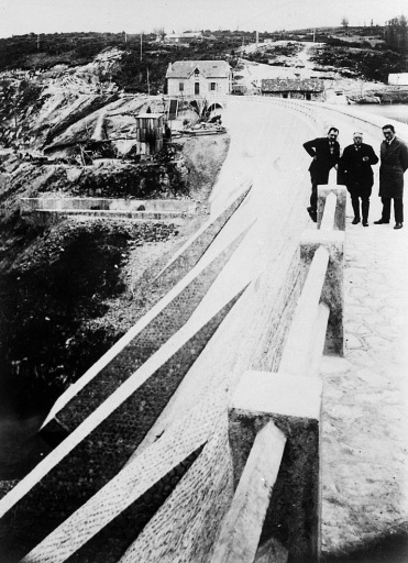 Vue du barrage, les travaux de surélévation terminés.