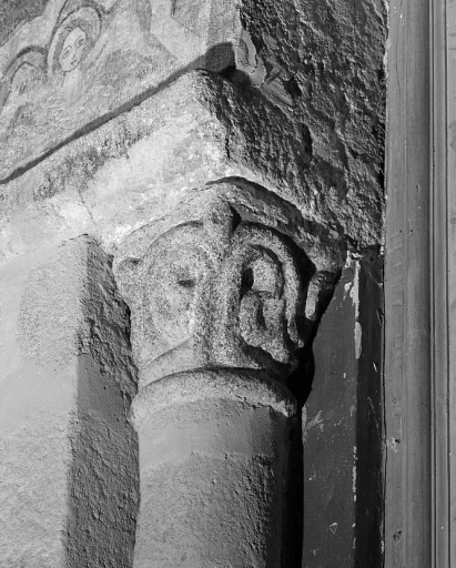 Vue de détail du chapiteau ornant la colonne sud située à l'entrée de l'abside du transept sud.