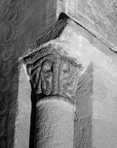 Vue de détail du chapiteau ornant la colonne nord située à l'entrée de l'abside du transept sud.