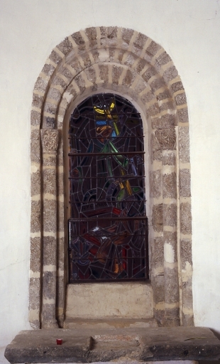 Vue d'ensemble des deux chapiteaux ornant les colonnettes de la baie axiale éclairant l'abside du transept sud.