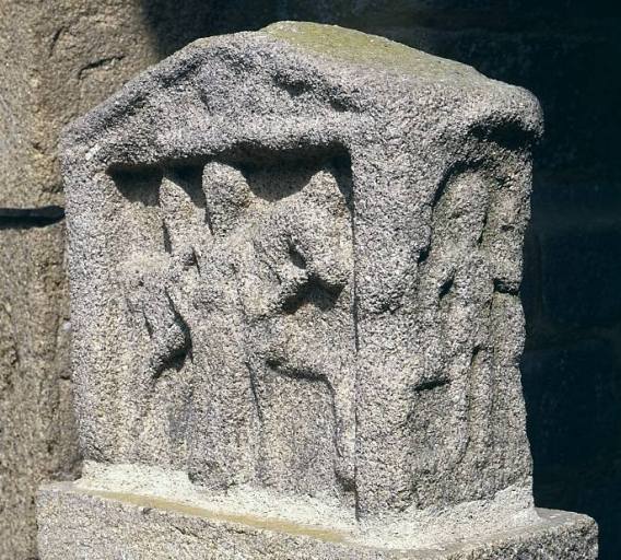 Vue de la face : la déesse Epona tenant la bride d'un cheval, et du côté gauche : le dieu Mars.