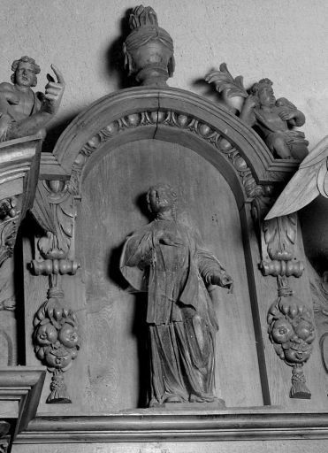 Aile sud du retable : partie centrale du fronton avec la statue de sainte Scholastique.