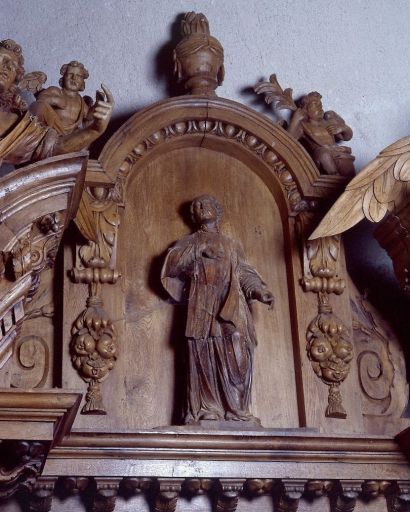 Aile sud du retable : partie centrale du fronton avec la statue de sainte Scholastique.