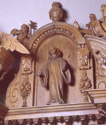 Aile nord du retable : partie centrale du fronton avec la statue de saint Benoît.