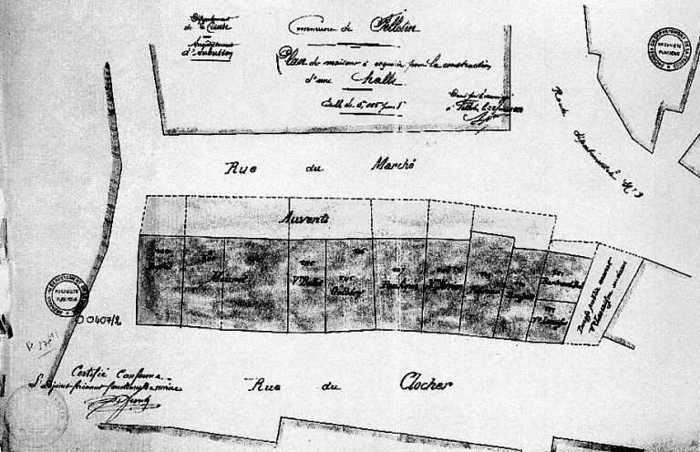 Plan des maisons à acquérir pour la construction de la halle. Daté 22 février 1884 et signé Boutonnet. Cette enfilade de maisons constitue le lotissement ancien, probablement d'origine médiévale. Ce lotissement, aujourd'hui démoli, était relié, par un passage couvert à un autre lotissement (existant toujours, situé entre la Grande Rue et la rue du Clocher, mais considérablement remaniée). Les maisons de ce lotissement démoli comportaient sur leur élévation antérieure une galerie en bois appelée 'auvents'.