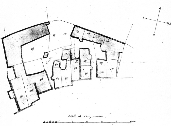 Extrait du plan cadastral de 1817 montrant deux maisons dotées chacune d'un tour d'escalier en demi-hors-oeuvre, aujourd'hui démolie (parcelle 437 et 436). Il s'agit de la maisons située actuellement 31 Grande Rue, impasse Saint-Roch (AM 17, 428) et de la maison située impasse Saint-Roch (AM 452).