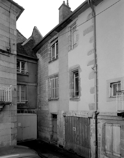 1 Grande Rue ; rue des Tours de l'Horloge. Maison (AL 58). (Groupe D2). Vue partielle d'une partie de l'élévation donnant sur la rue des Tours de l'Horloge ; cette vue montre des éléments architecturaux datables du 16e siècle (appuis et encadrement de baies).