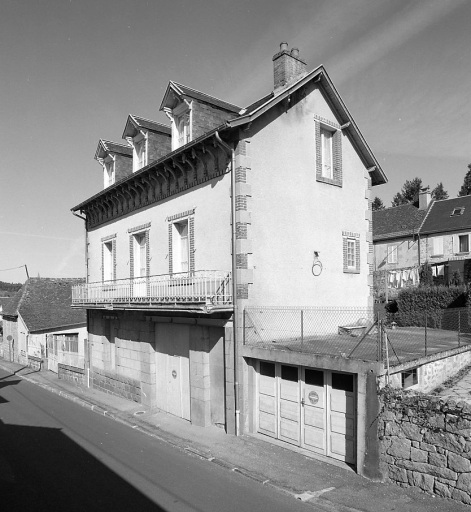 Route de Crocq ; 6 rue de Beaumont. Maison (AM 10). Maison construite au début du 20e siècle, avec rez-de-chaussée entièrement dévolu à une activité professionnelle (artisanale ou commerciale) et étage carré à usage d'habitation. (Groupe C).