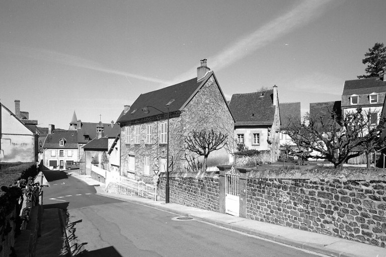 Vue partielle du bas de la rue de Beaumont.