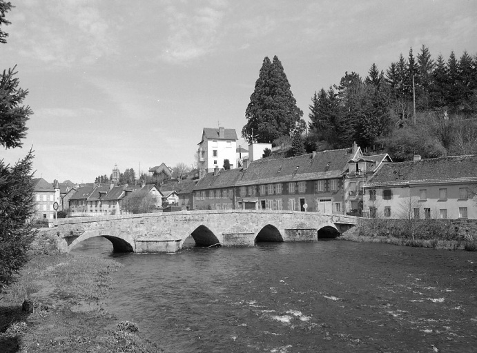 Vue en amont du pont prise depuis la rive gauche de la Creuse.