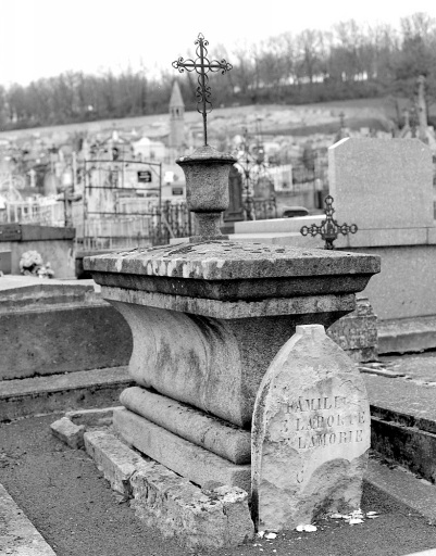 Tombe (tombe n° 3). Tombe en granite, en forme de sarcophage, surmontée d'une urne décorée d'une croix en fer. Vue d'ensemble.