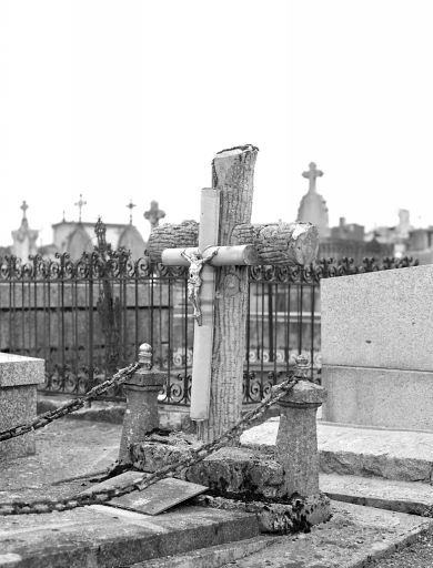 Tombe (n° 10). Tombe en granite ornée d'une croix réalisée en ciment en armé, à la manière des rocailleurs. Vue d'ensemble.