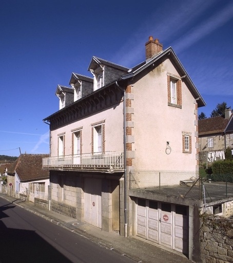 Route de Crocq ; 6 rue de Beaumont. Maison (AM 10). Maison construite au début du 20e siècle, avec rez-de-chaussée entièrement dévolu à une activité professionnelle (artisanale ou commerciale) et étage carré à usage d'habitation. (Groupe C).