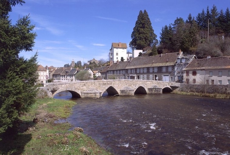 Vue en amont du pont prise depuis la rive gauche de la Creuse.