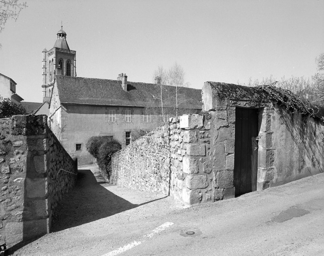 Vue, depuis la rue Reby Lagrange, d'une charrière menant à l'impasse Quinault et à l'impasse Saint-Roch.