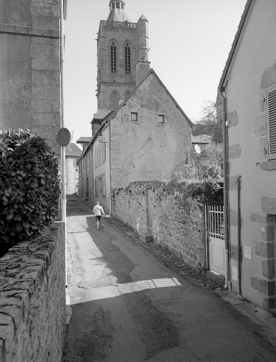 Vue prise, depuis la rue des Fossés, de la petite rue du Clocher.