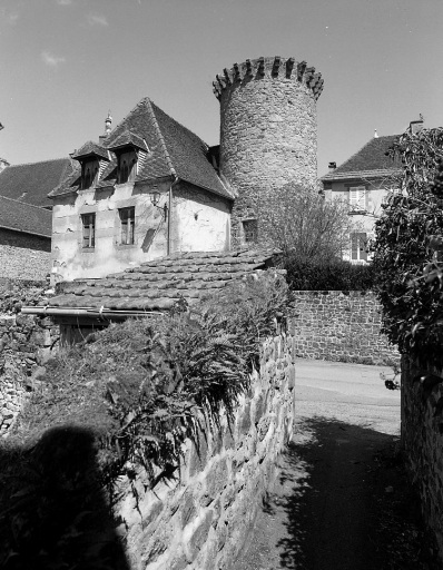 Vue partielle d'une charrière menant à la rue des Fossés et de la tour de fortification.