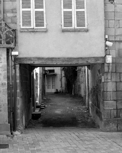 31 Grande Rue. Maison (AM 17) Vue d'une partie de la maison avec rez-de-chaussée formant passage couvert ; vue prise depuis la Grande Rue.