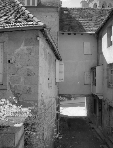 31 Grande Rue. Maison (AM 17) Vue d'une partie de la maison avec rez-de-chaussée formant passage couvert ; vue prise depuis l'impasse Saint-Roch.