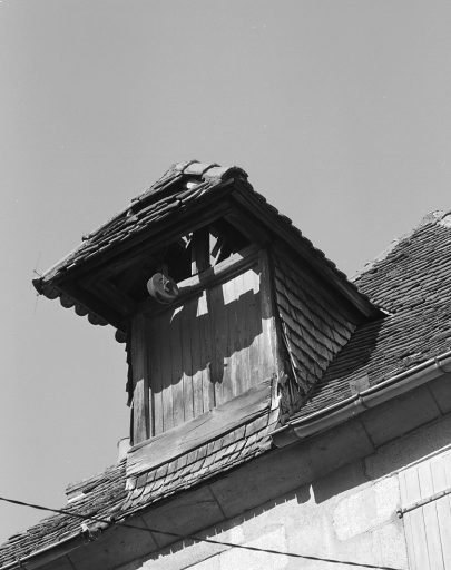 2 rue des Tours de l'Horloge Maison (AM 64) Vue de la lucarne à croupe débordante avec joues en essentage et encore munie de sa poulie.