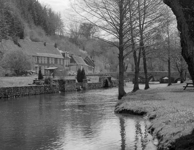 Vue des bords de la Creuse, depuis la rive gauche et en aval du pont Roby.