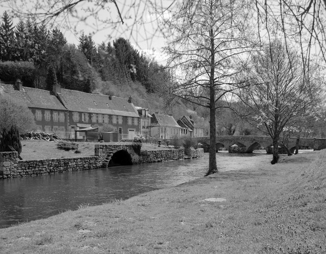 Vue des bords de la Creuse, depuis la rive gauche et en aval du pont Roby.