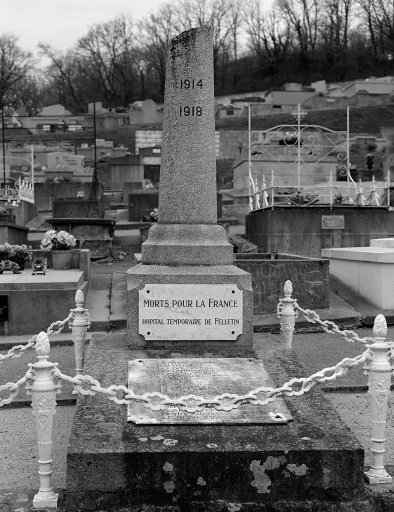 Monument funéraire (n° 15). Monument funéraire réalisé en granite et surmonté d'une colonne tronquée ; ce monument commémore le décès de soldats à l'hôpital temporaire de Felletin, lors de la guerre de 1914-1918. Vue d'ensemble.