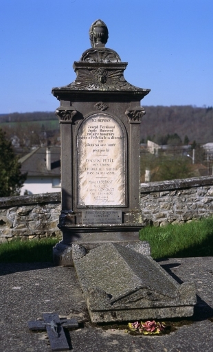 Tombe (n° 5). Tombe en granite surmontée d'une stèle sculptée en pierre de Volvic. Vue d'ensemble.