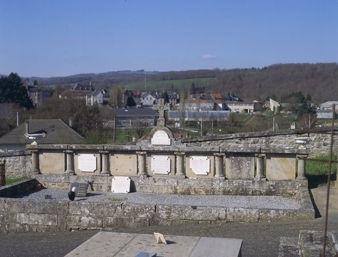 Tombe (n° 7). Ensemble de tombes ornée d'une large stèle en granite, scandée de colonnes et surmontée d'une croix ; vue d'ensemble.