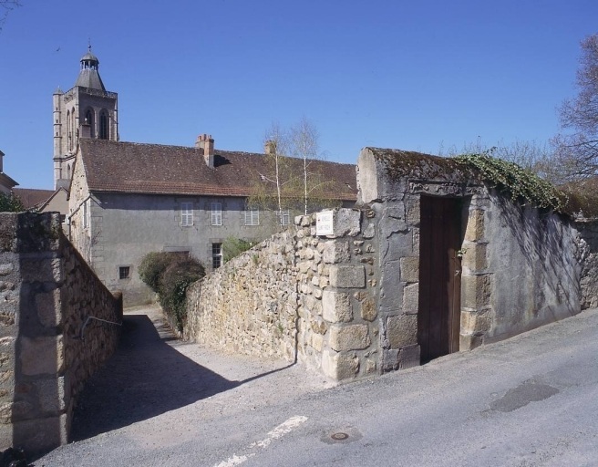 Vue, depuis la rue Reby Lagrange, d'une charrière menant à l'impasse Quinault et à l'impasse Saint-Roch.