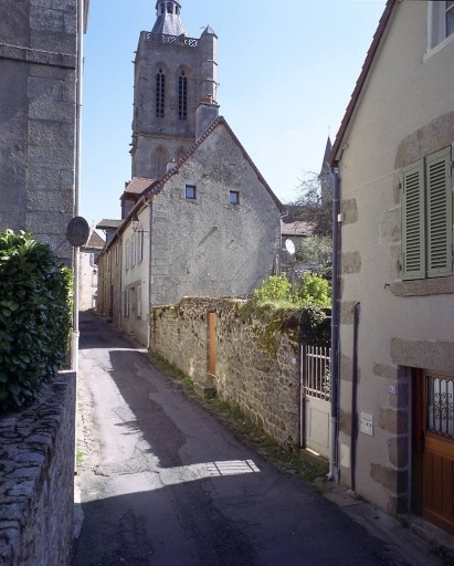 Vue de la petite rue du Clocher prise depuis la rue des Fossés.