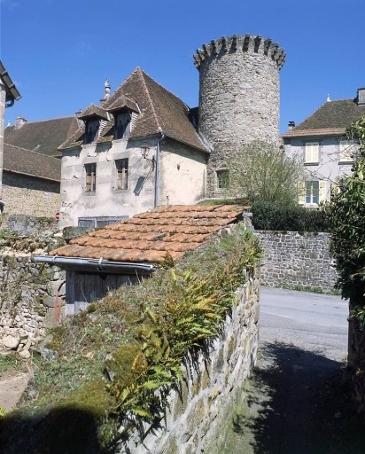 Vue partielle d'une charrière menant à la rue des Fossés et de la tour de fortification.