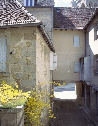 31 Grande Rue. Maison (AM 17) Vue d'une partie de la maison avec rez-de-chaussée formant passage couvert ; vue prise depuis l'impasse Saint-Roch.