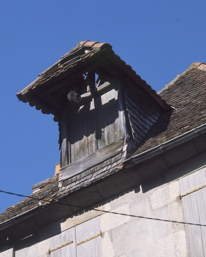 2 rue des Tours de l'Horloge Maison (AM 64) Vue de la lucarne à croupe débordante avec joues en essentage et encore munie de sa poulie.