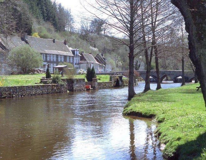 Vue des bords de la Creuse, depuis la rive gauche et en aval du pont Roby.