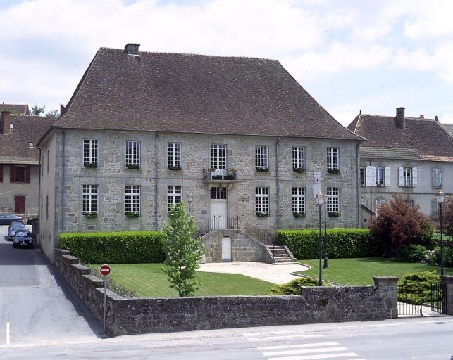 Vue d'ensemble de l'élévation antérieure.