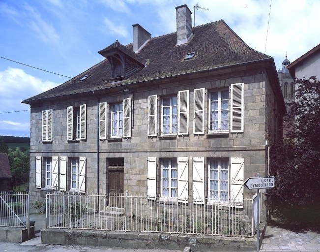 Vue d'ensemble de l'élévation antérieure donnant sur la rue Grancher.