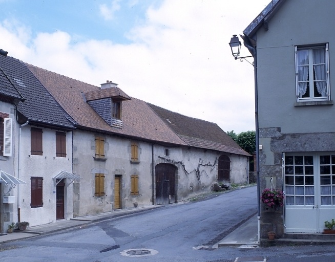 Vue d'ensemble, depuis la rue, du logis et de la grange-étable de type auvergnat ; celle-ci comporte, dans sa partie ouest, un passage couvert permettant l'accès à la cour agricole.