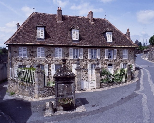 Vue d'ensemble de l'élévation antérieure du logis.