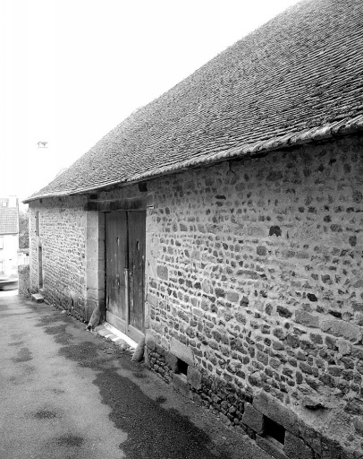 Bâtiment agricole. Vue d'ensemble prise depuis le bas de la rue de la Tour.