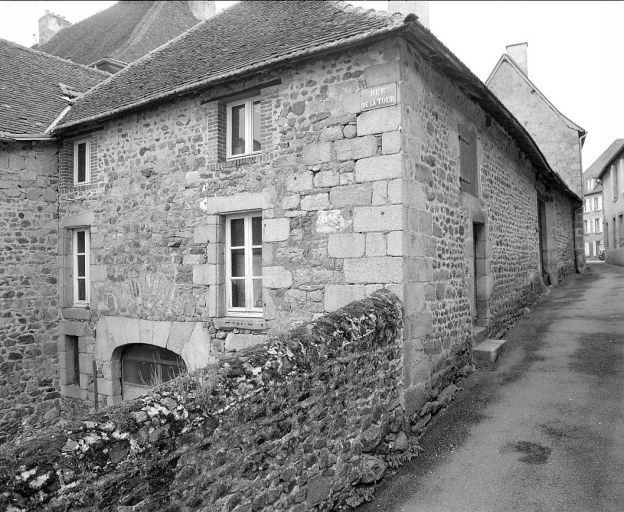 Bâtiment agricole. Vue d'ensemble de son élévation donnant sur la rue de la Tour.