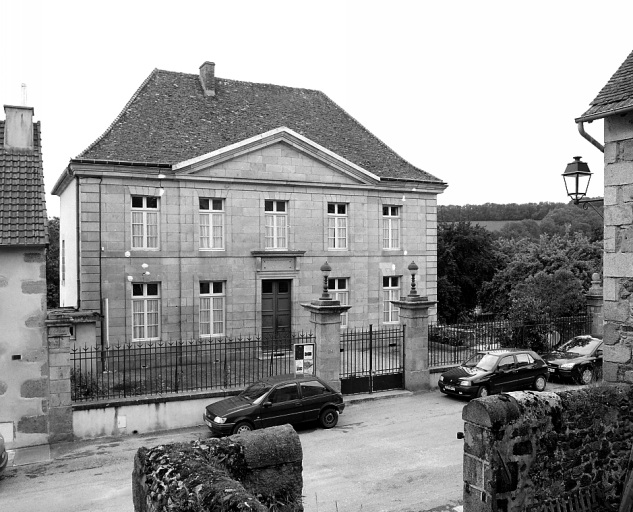 Vue d'ensemble de l'élévation antérieure.