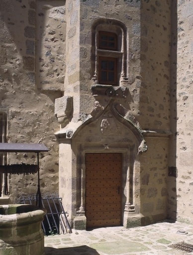 Tour en demi hors oeuvre abritant l'escalier en vis. Vue, après restauration, de la porte surmontée d'un écu bûché et d'un gable, orné d'une rose sculptée à la pointe de l'accolade. L'encadrement de la porte présente cette mouluration particulière formant sur le linteau un V inscrit dans une accolade.