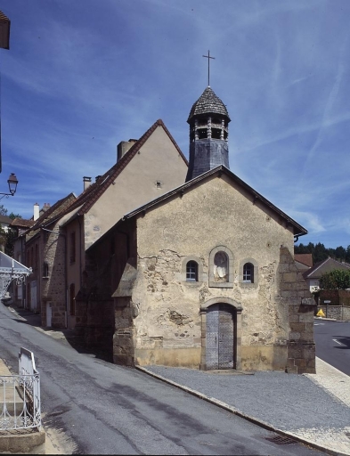 Vue d'ensemble de la chapelle montrant son élévation ouest et nord.